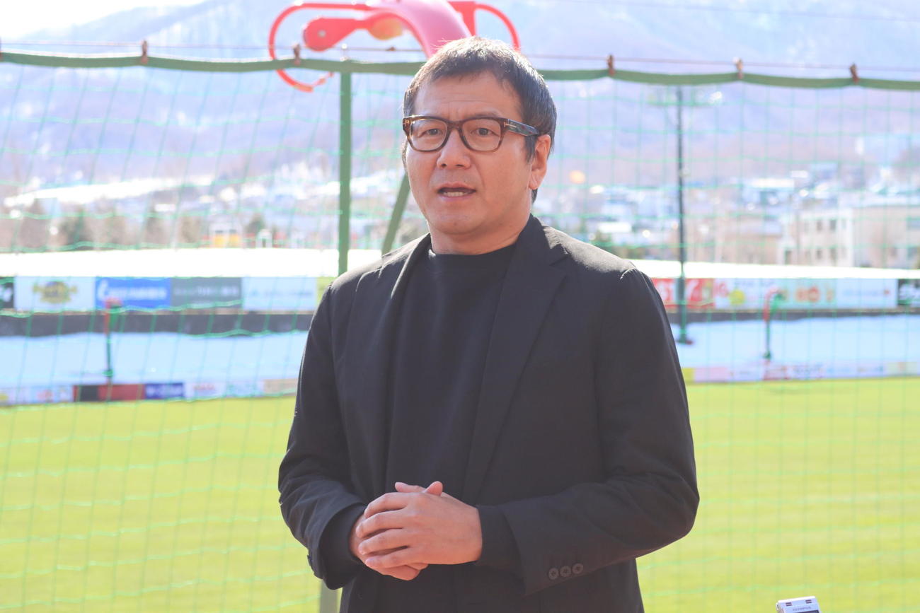Jリーグ公式戦の再延期が決まり、取材に応じる札幌野々村社長（撮影・保坂果那）