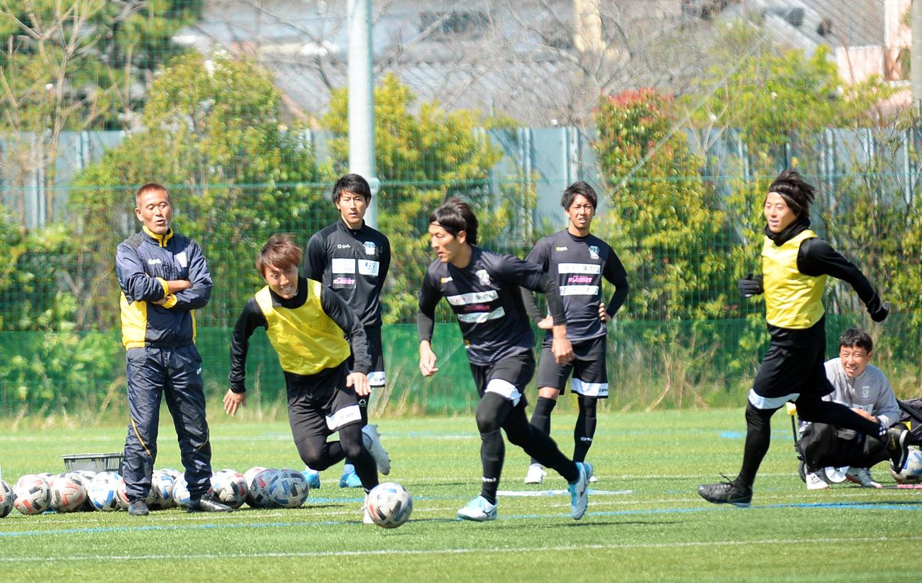 リーグ再開に向けて調整に励む藤枝の選手たち。左端が石崎監督