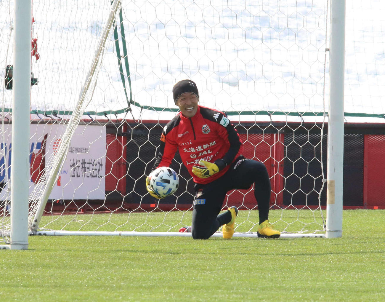 オフ返上で自主トレする札幌GK菅野（撮影・保坂果那）