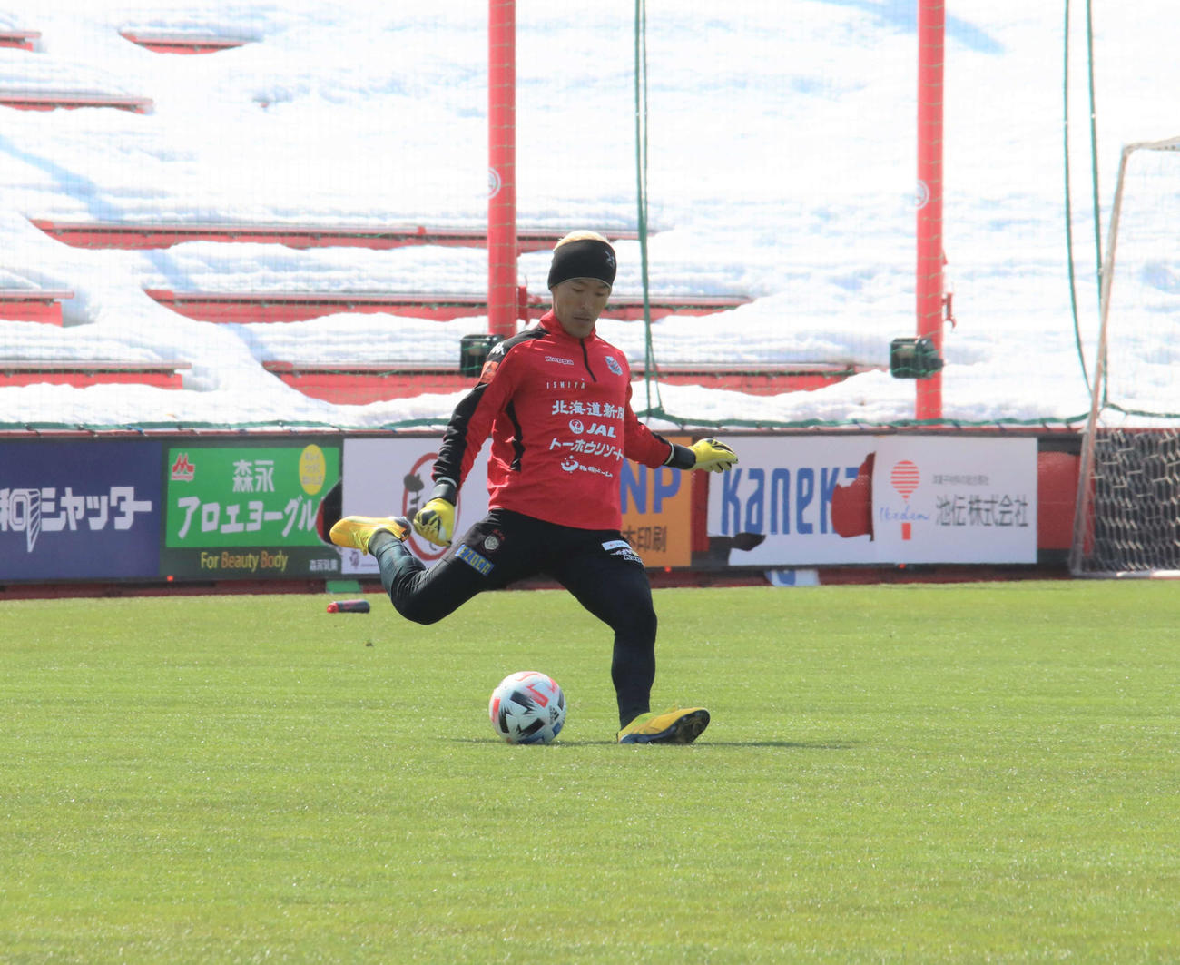 オフ返上で自主トレする札幌GK菅野（撮影・保坂果那）