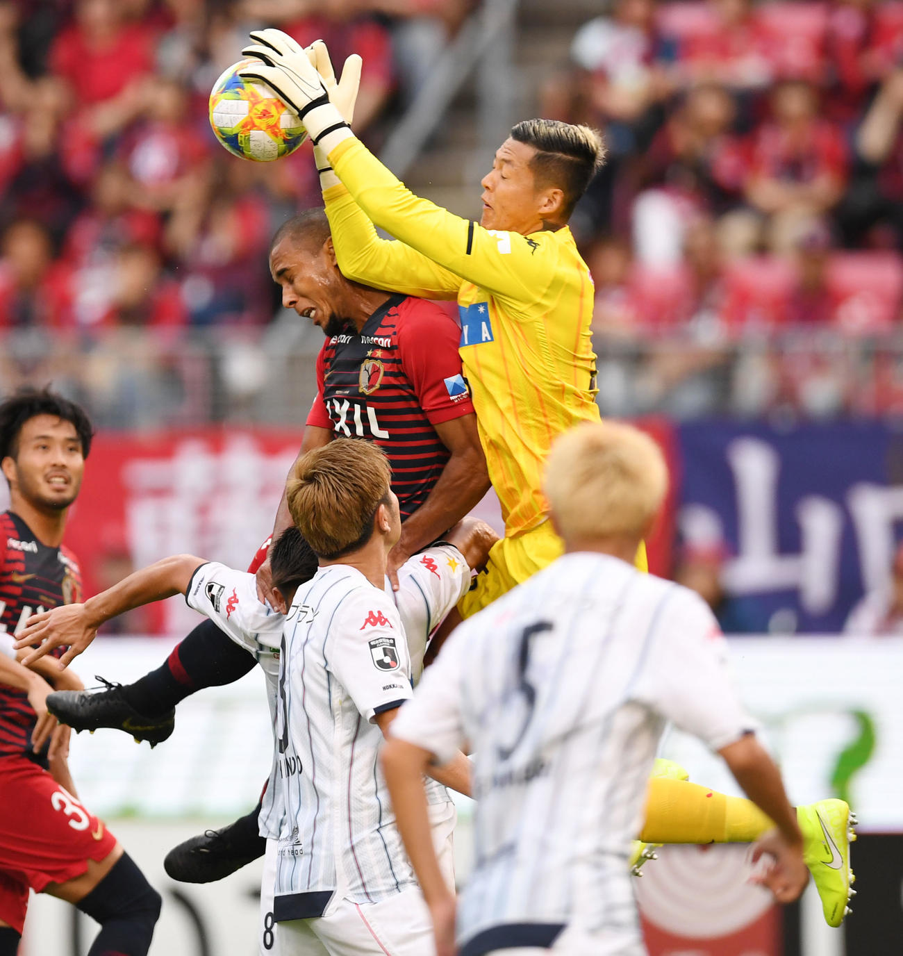 鹿島対札幌　後半、ボールを奪う札幌GKク・ソンユン（2019年9月28日撮影）