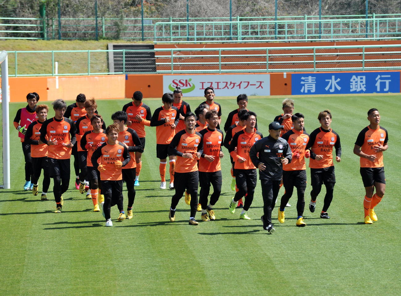 ランニングする清水の選手たち