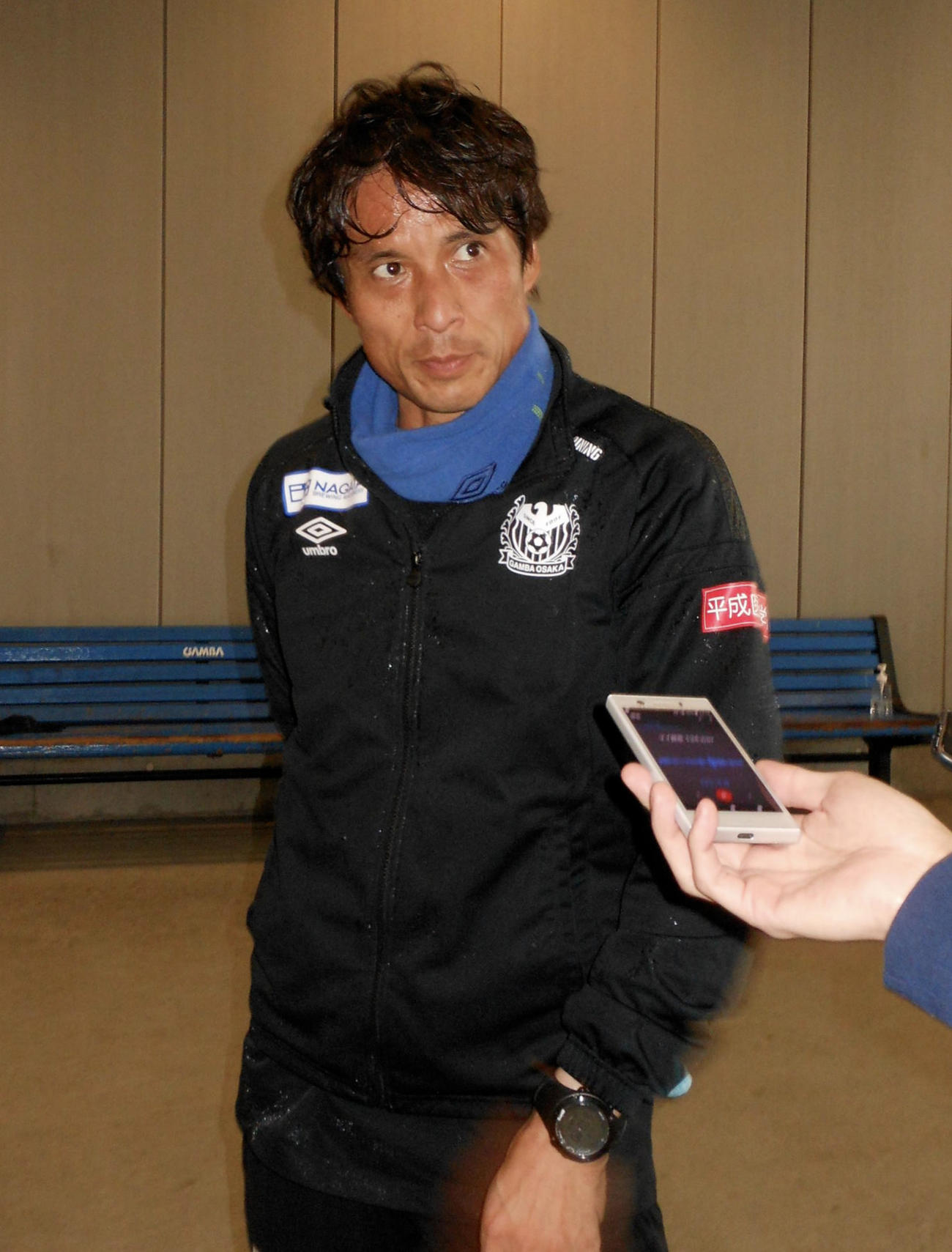 7連休前の最後の練習を終えたG大阪宮本監督が取材に応じる