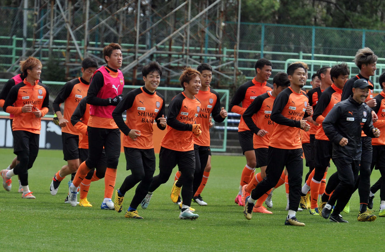ランニングする清水の選手たち