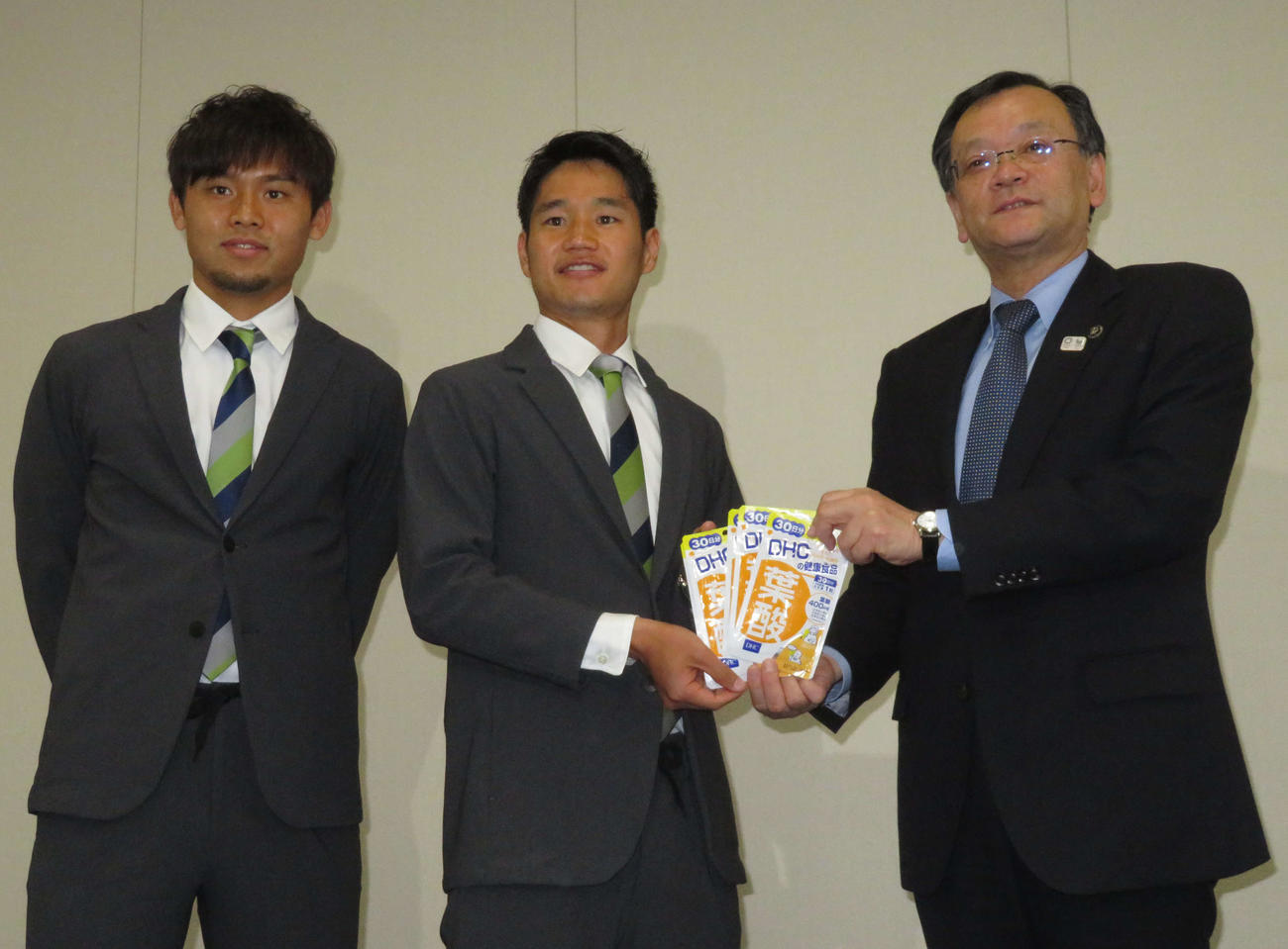 葉酸サプリメント寄贈式に出席した湘南のDF岡本主将（左端）とMF山田。右端は平塚市の落合市長