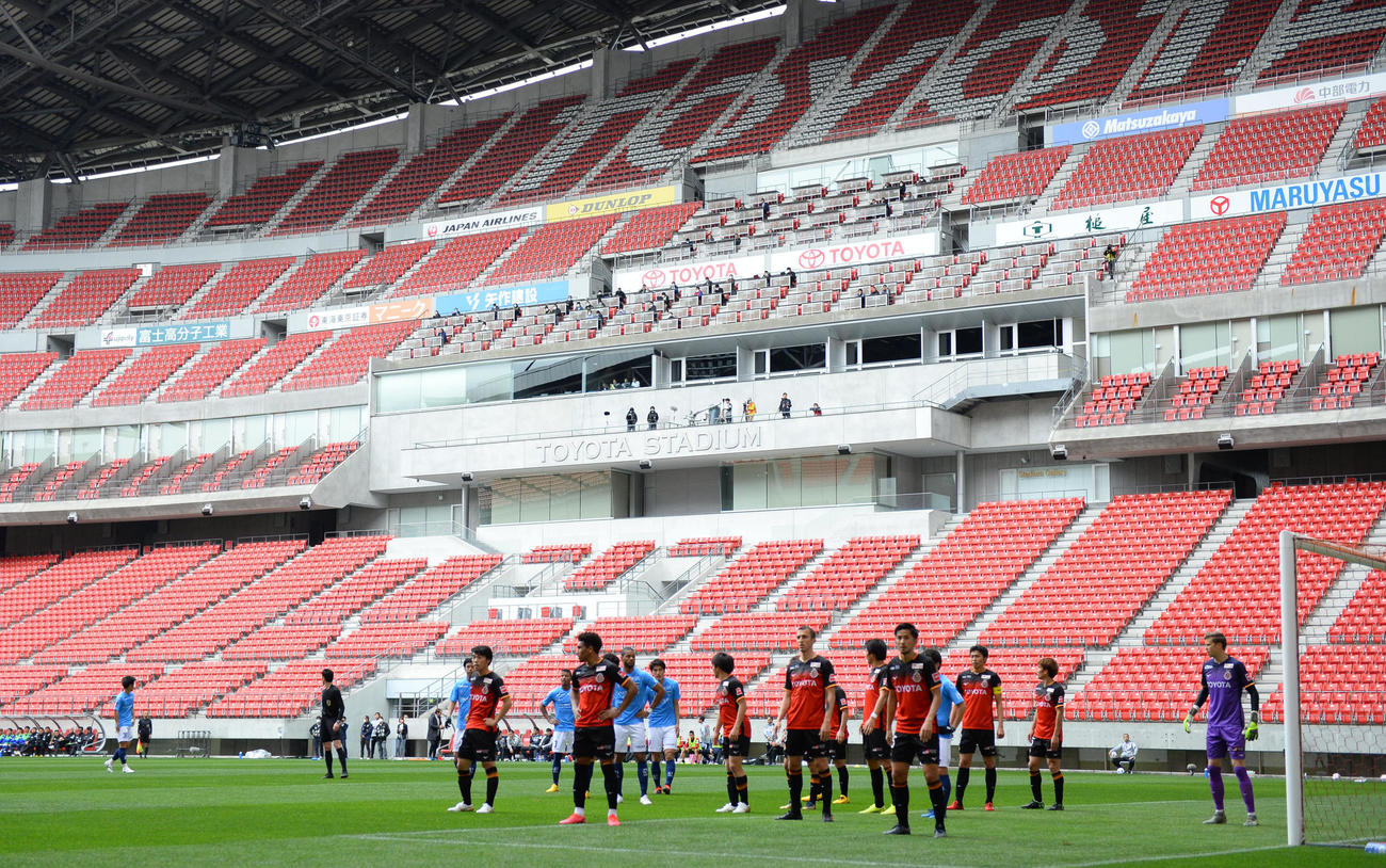 前半、無観客試合を行う両チームイレブン（撮影・森本幸一）