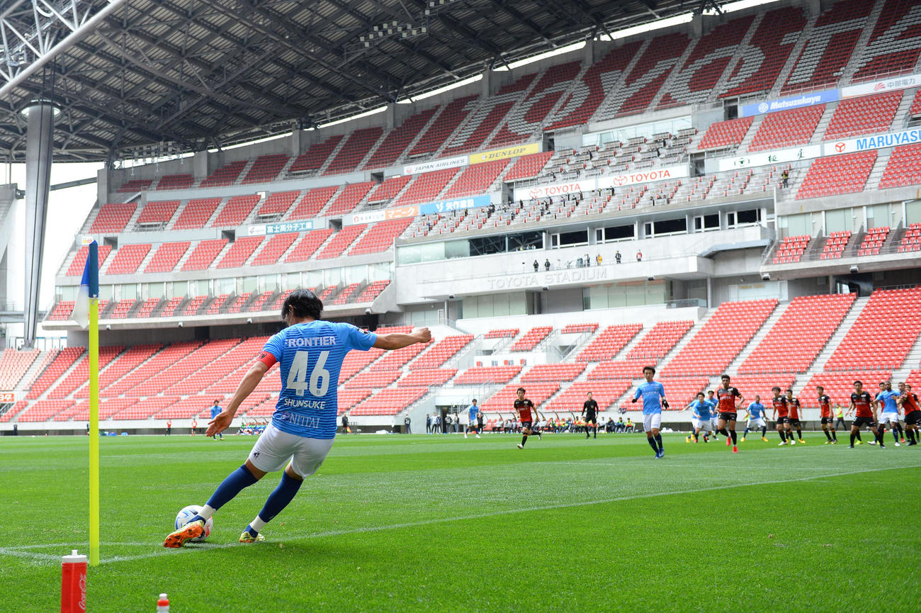 前半、コーナーキックを蹴る横浜FC・MF、中村俊輔（撮影・森本幸一）