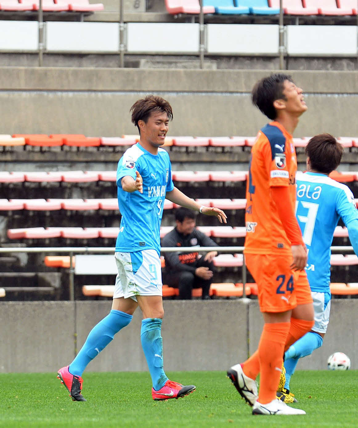 ゴールを決め、笑顔を見せる磐田FW小川航（左）