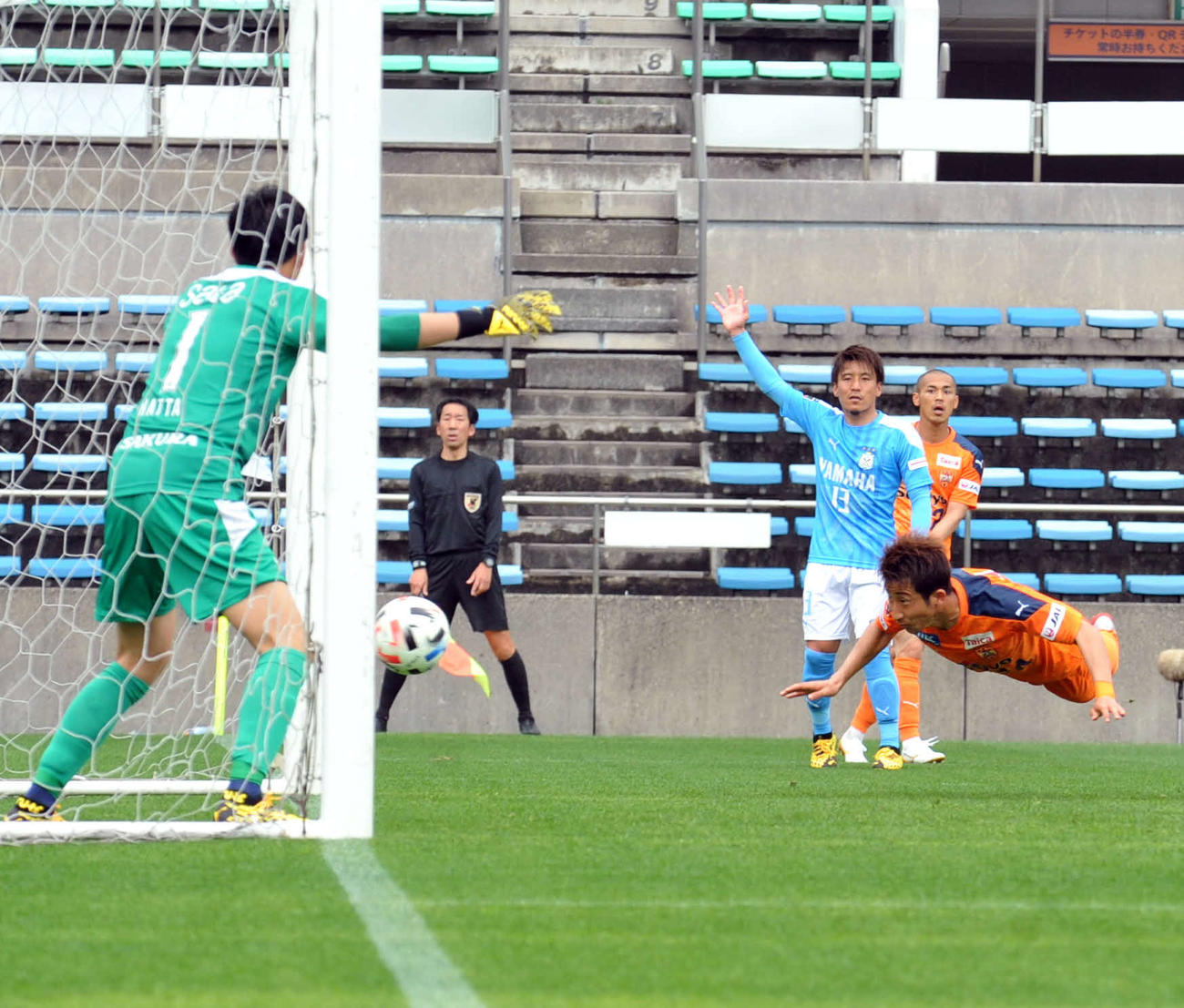 1試合目後半20分、同点ゴールを決める清水FW後藤（右手前）