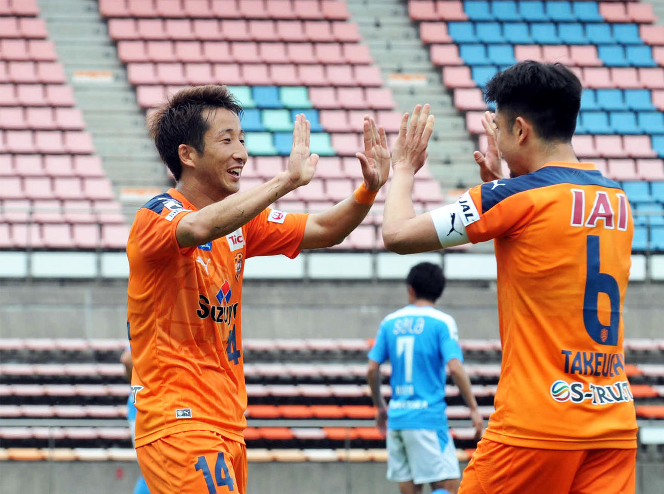 1試合目後半41分、自身2点目を決めて喜ぶ清水FW後藤（左）（撮影・古地真隆）