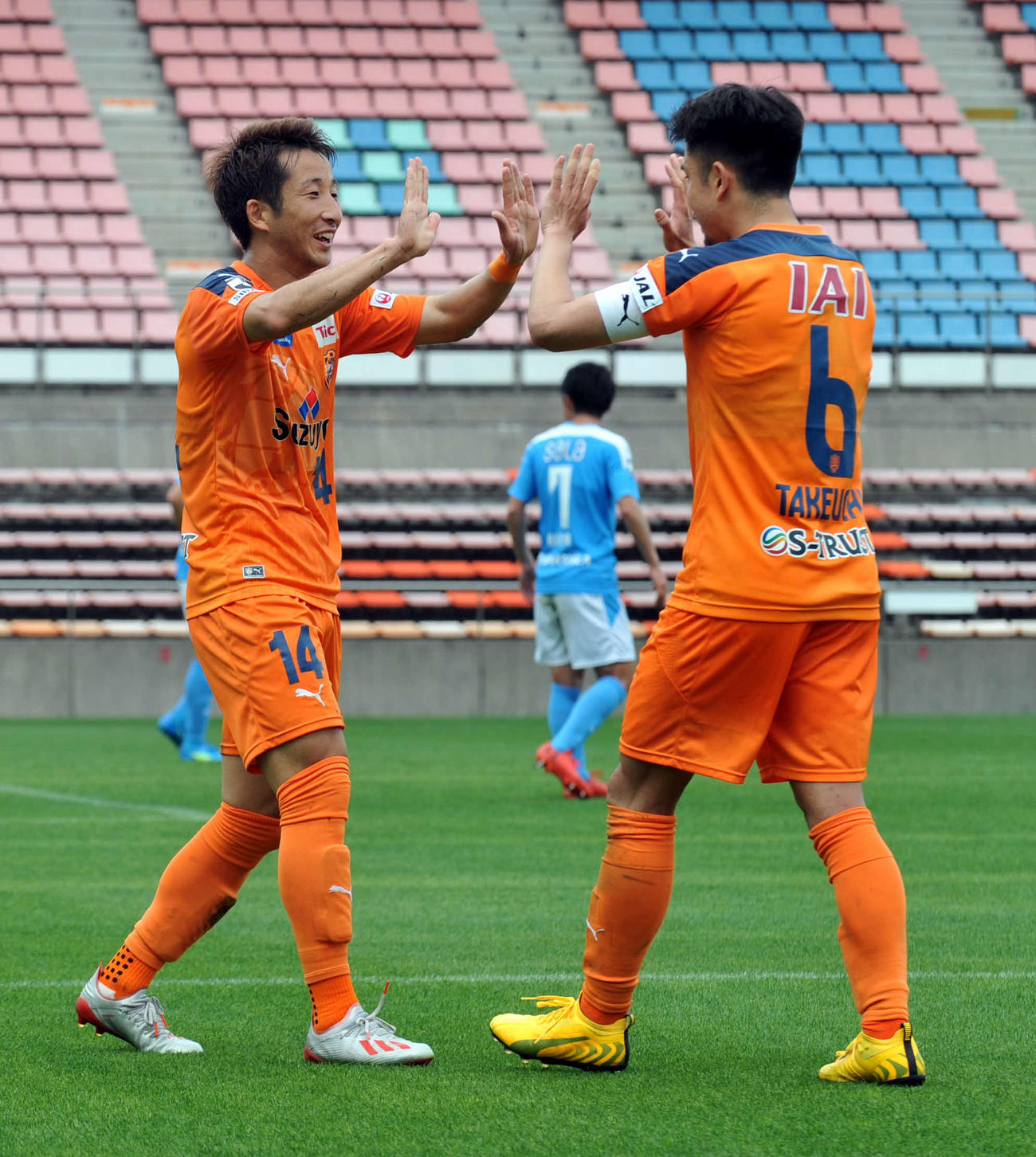 2試合目後半41分、自身2点目を決めて喜ぶ清水FW後藤（左）