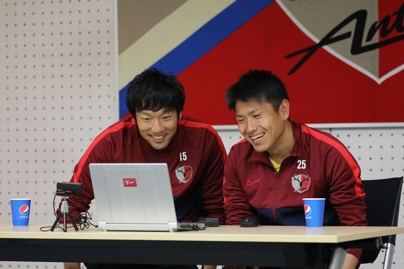 抽選で選ばれたファンとオンライン上で交流する、鹿島FW伊藤（左）とMF遠藤