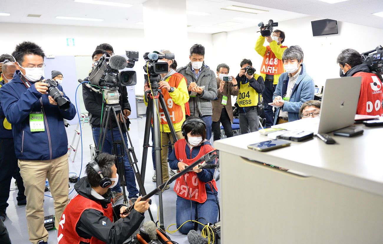 試合後、モニターでの会見を取材する報道陣（撮影・森本幸一）