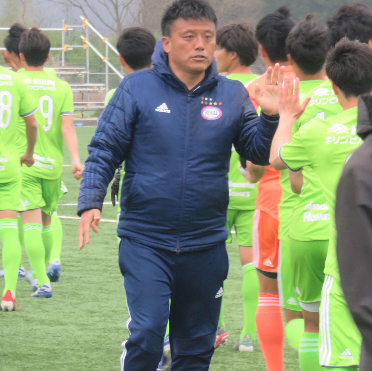 流通経大－明大の練習試合で選手を送り出す曹貴裁コーチ
