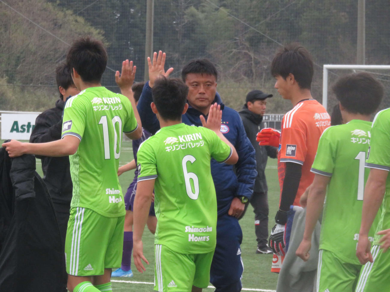 流通経大－明大の練習試合で選手を送り出す曹貴裁コーチ