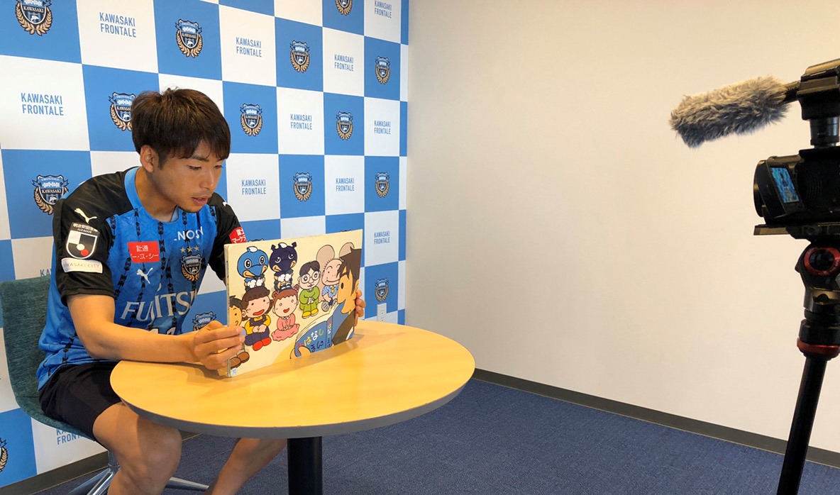 リーグ中断緊急企画！「川崎フロンターレと“絵本”を読もう！」の収録に臨む川崎FのFW小林(川崎F提供写真)