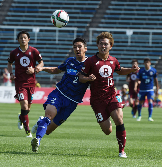 15年5月23日の山形対神戸　前半、山形DF舩津徹也（左）は神戸FW小川慶治朗と競い合う