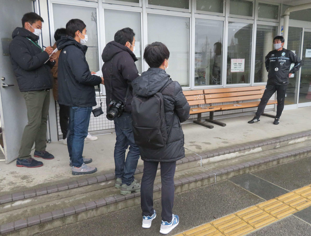 報道陣との距離を空けて質問に応じる湘南の浮嶋監督（右端）