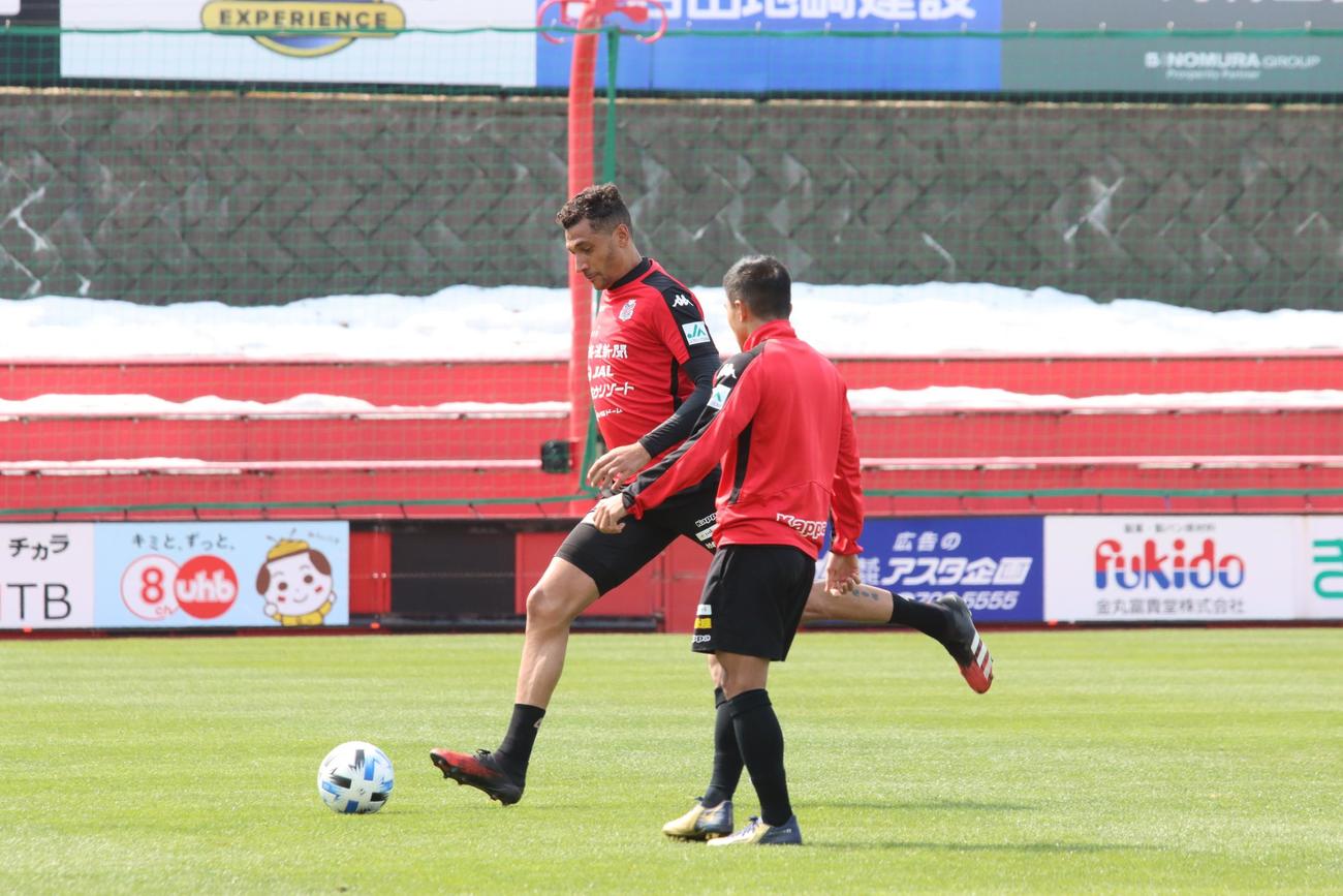 攻撃練習を行う札幌FWジェイ（左）とMFチャナティップ（撮影・保坂果那）