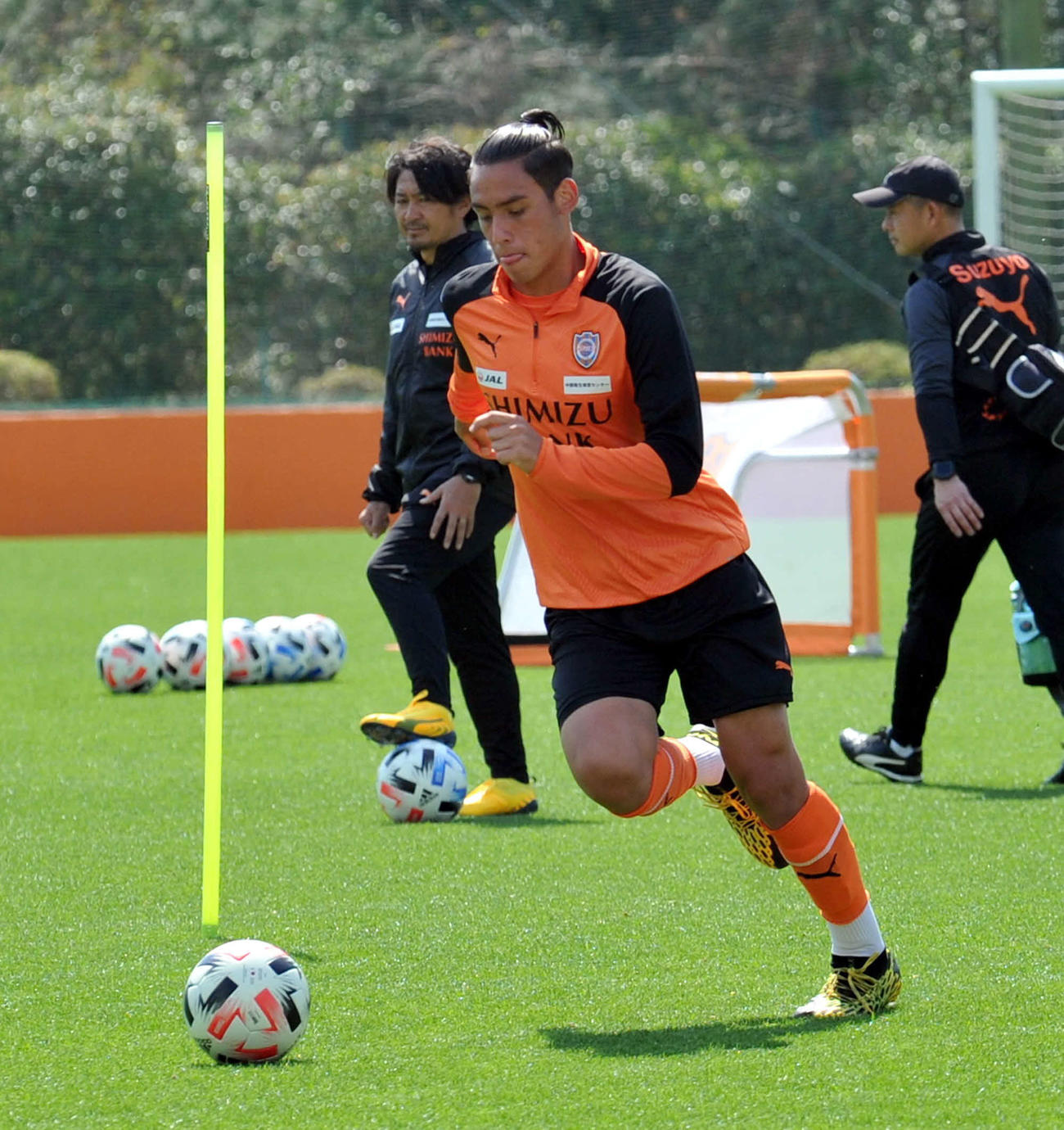 ドリブルする清水DFエリック（手前）