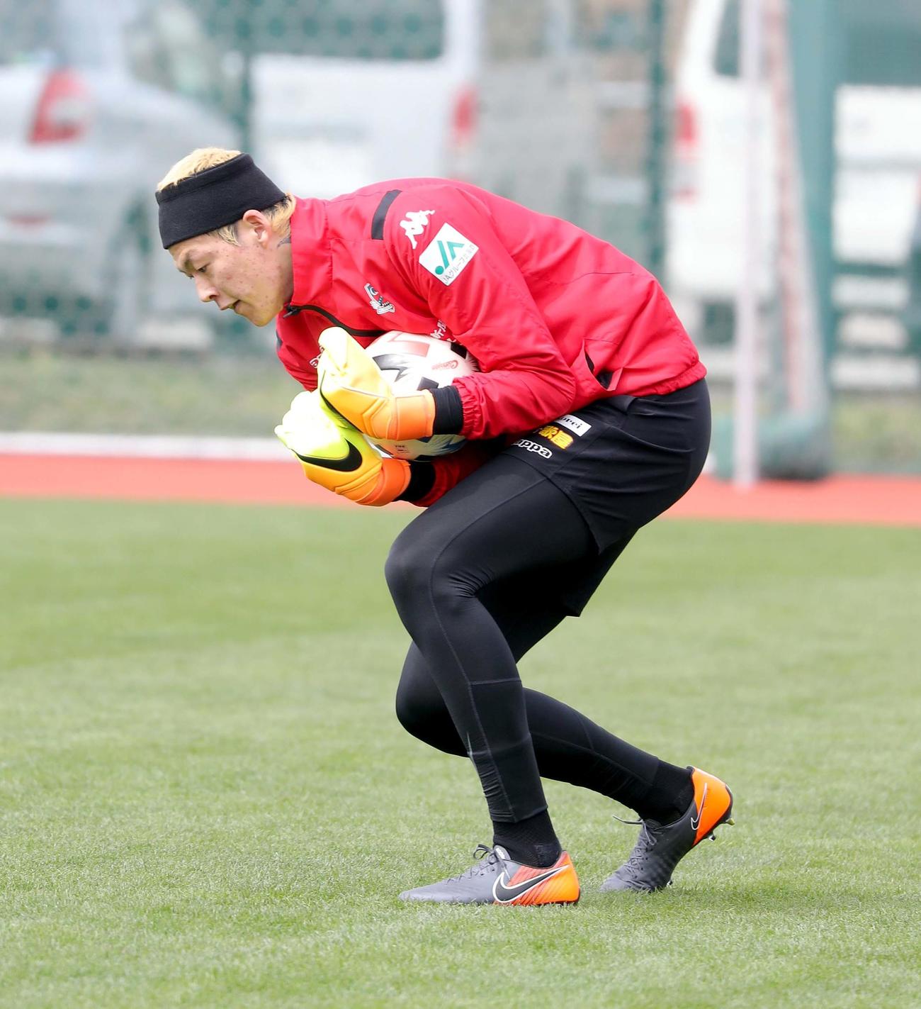 キャッチング練習をする札幌GKク（撮影・佐藤翔太）
