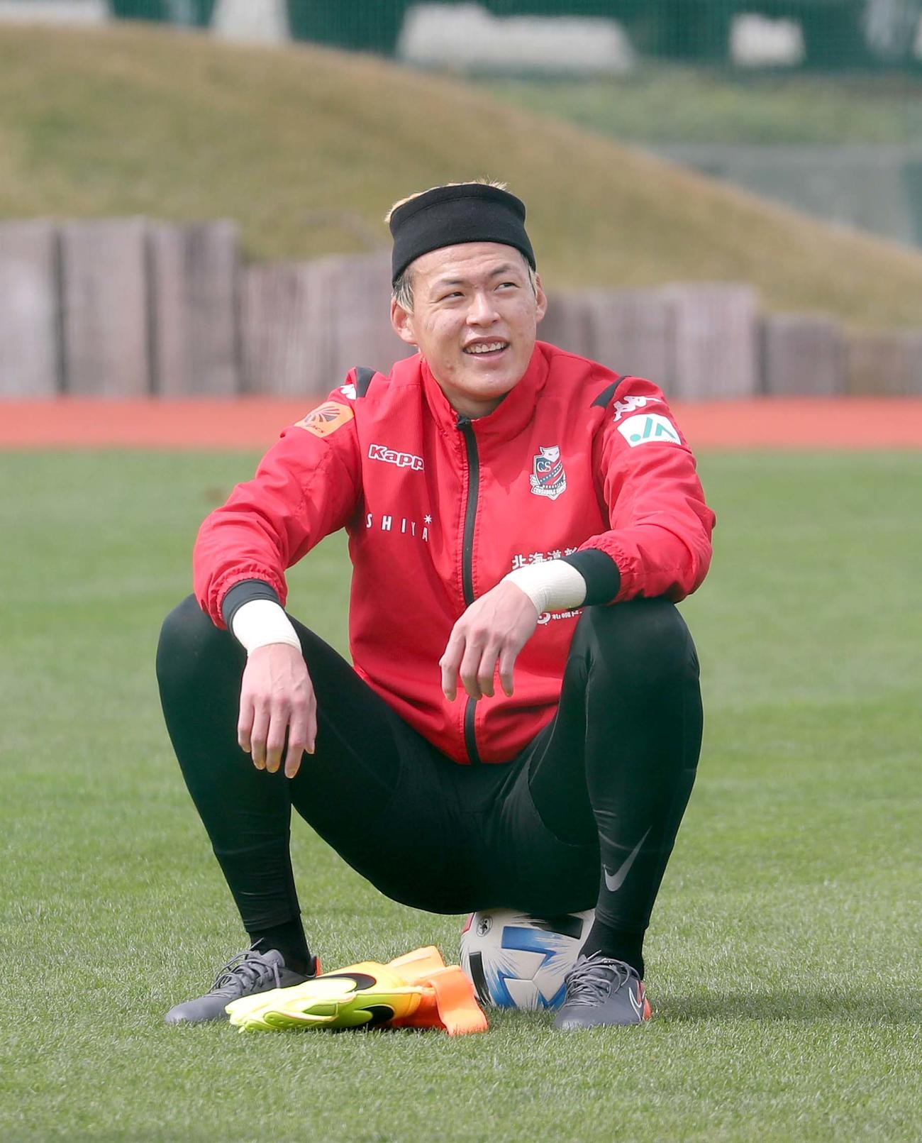 練習を終え笑顔を見せる札幌GKク（撮影・佐藤翔太）