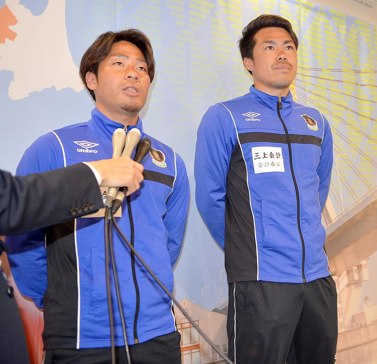 シーズン開幕に向けた意気込みを話すJFL青森のMF小幡（左）とGK横山