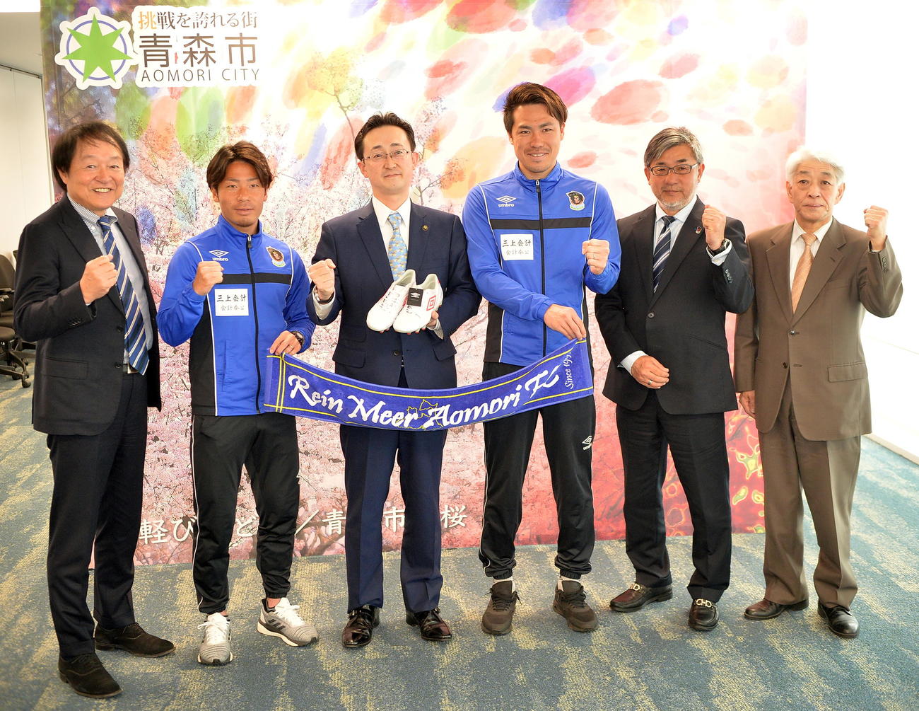 青森市の小野寺市長（左から3人目）を表敬訪問したJFL青森の選手たち。左から榊社長、MF小幡、1人おいてGK横山、望月監督、青森市サッカー協会の里村会長