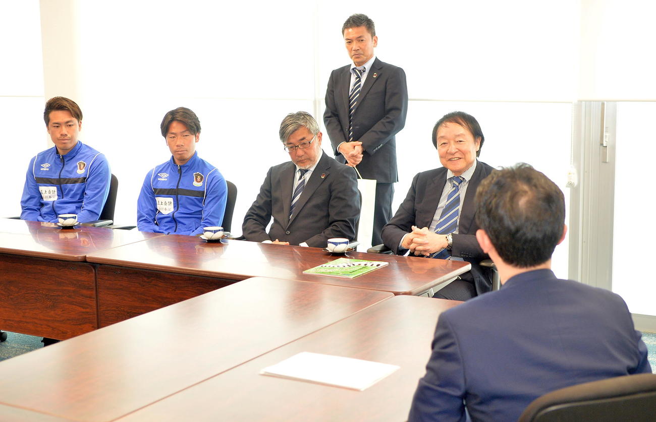 青森市の小野寺市長（手前）を表敬訪問したJFL青森の選手たち。左からGK横山、MF小幡、望月監督、榊社長