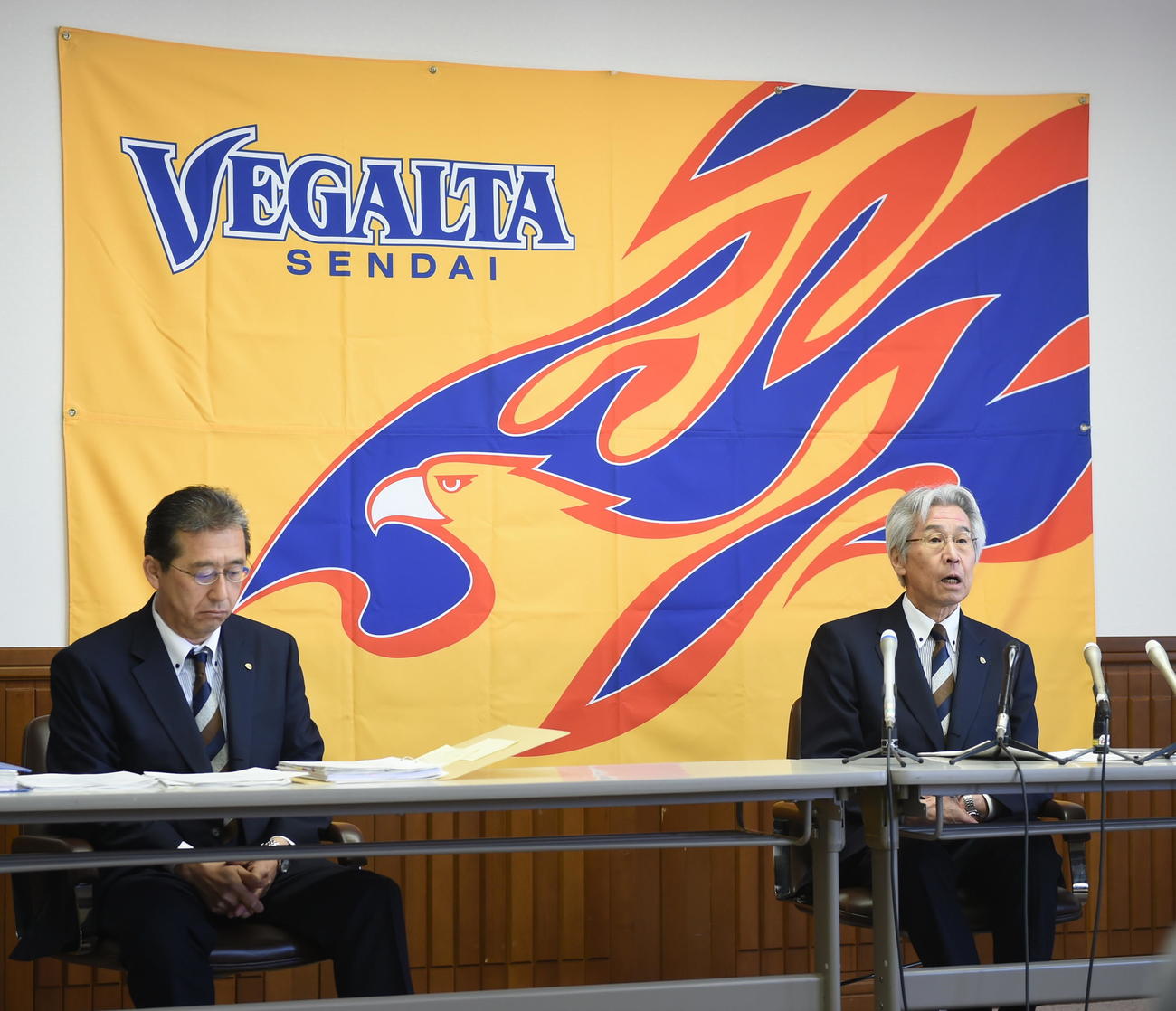 取締役会後に会見するベガルタ仙台の菊池社長（右）と大野経営管理本部長