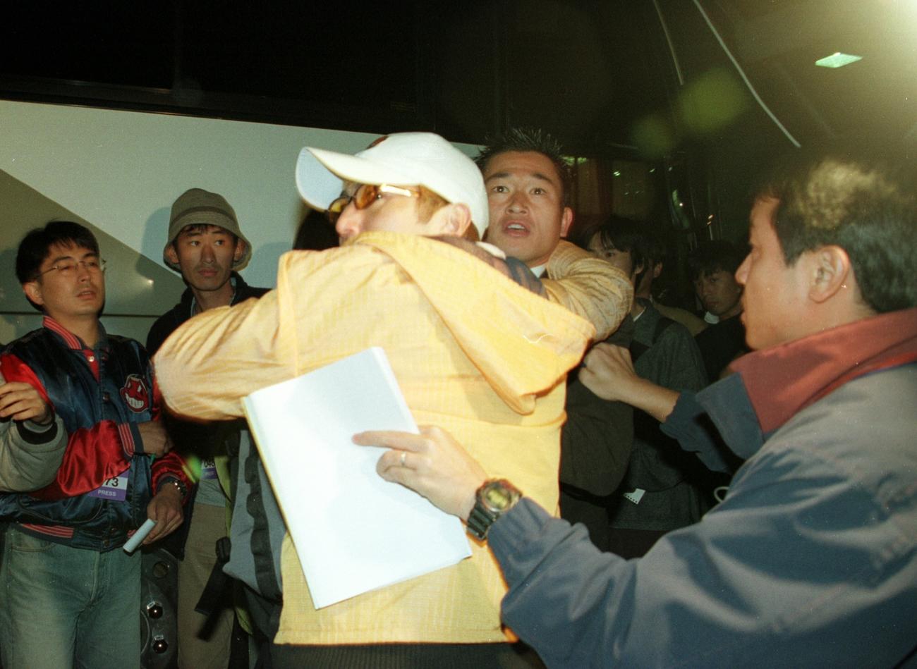 97年10月、W杯アジア最終予選　日本対UAE　試合後、結果に怒ったサポーターたちがカズ（中央後方）に罵声を浴びせ、騒動となる