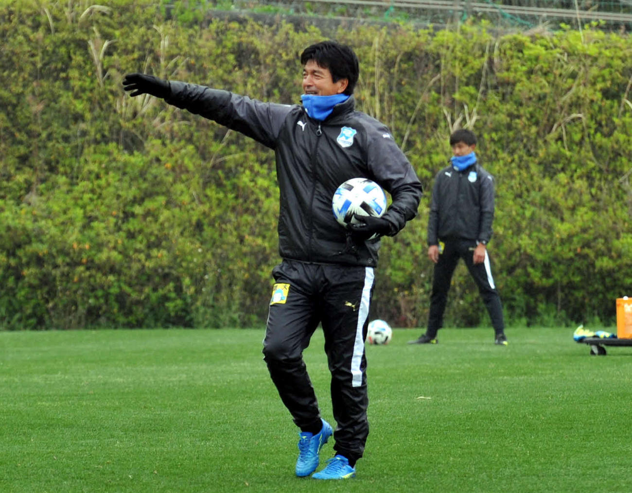 練習中に指示を送る沼津の今井監督