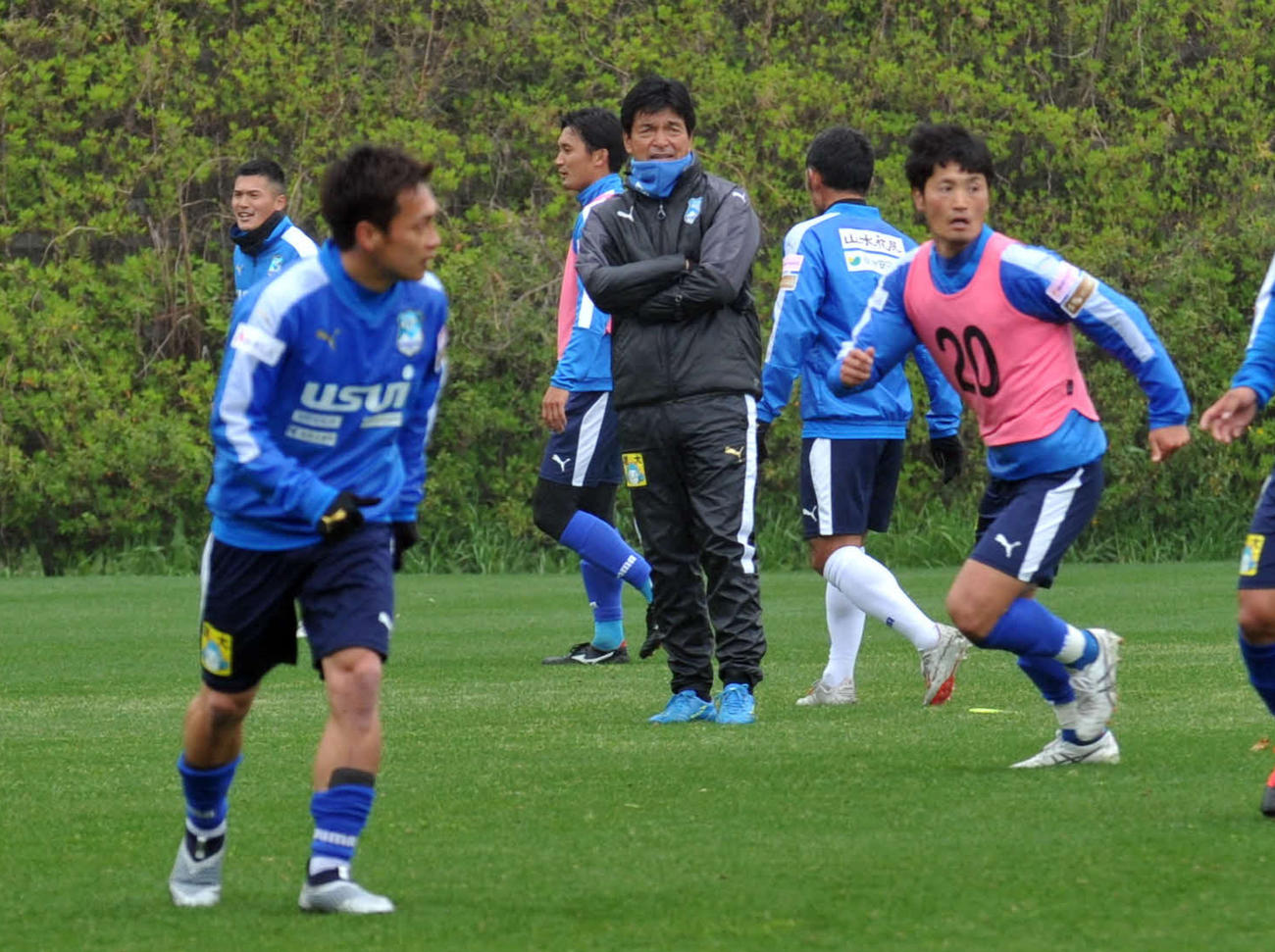 練習を見守る沼津の今井監督（中央奥）