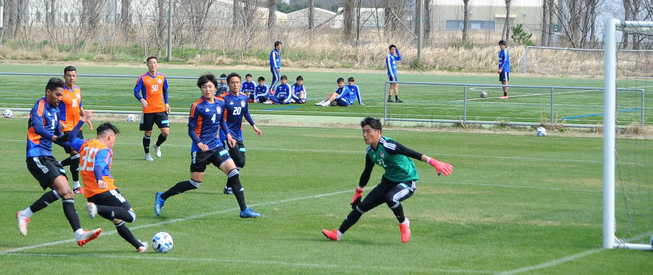 4日の紅白戦でゴールを守る小島（右）（撮影・小林忠）