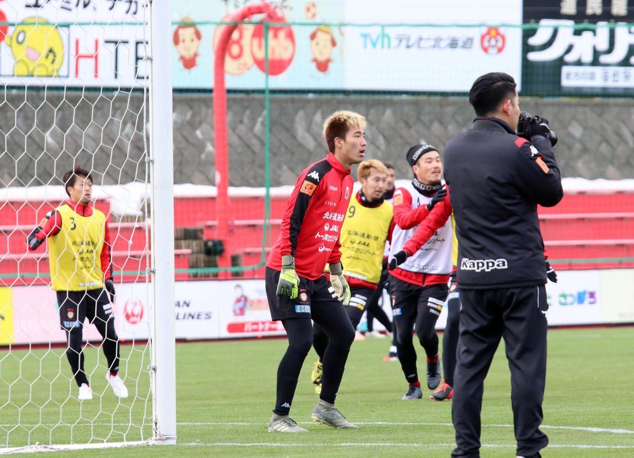 ミニゲームに参加する札幌GK阿波加（中央）（撮影・保坂果那）