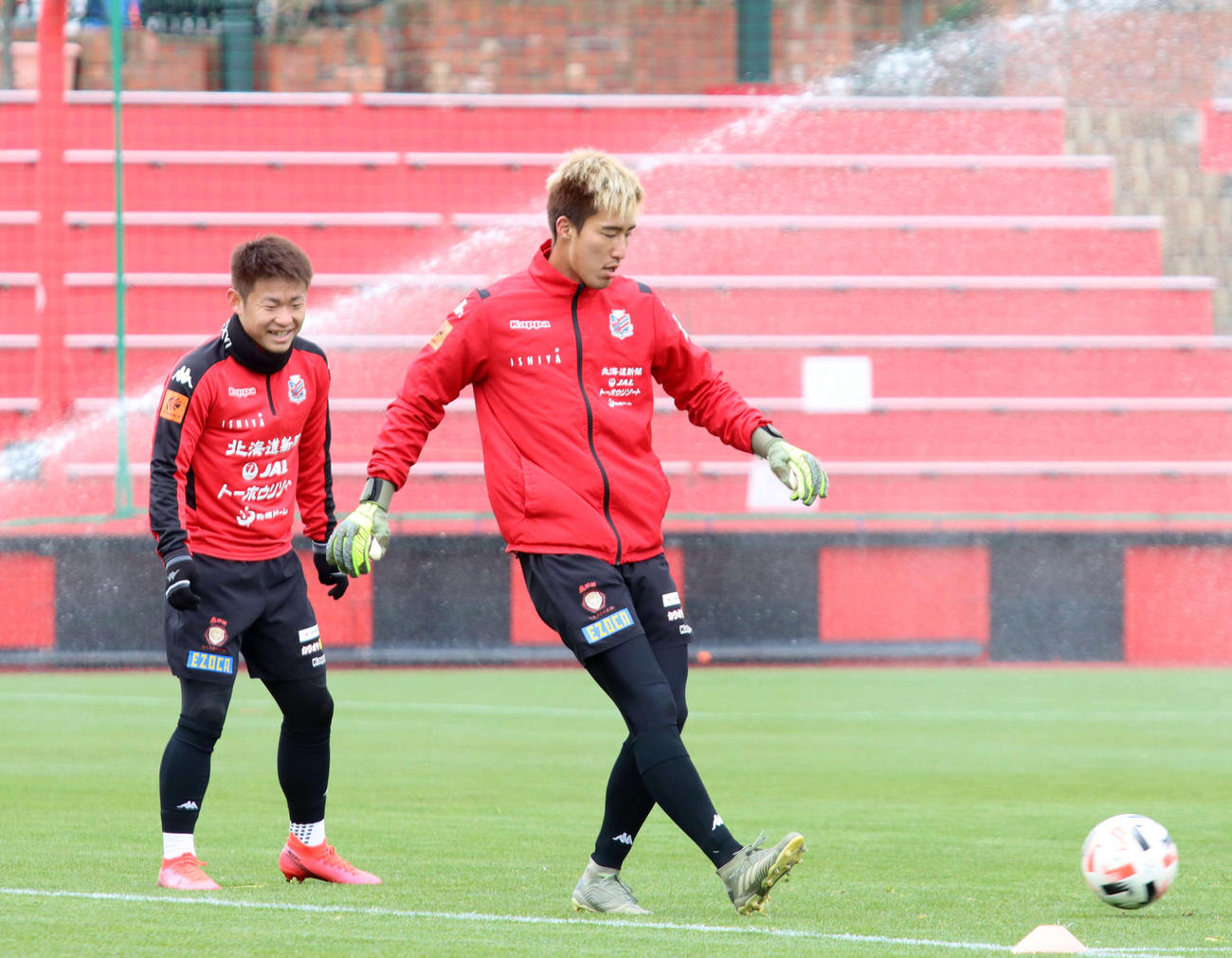 ボール回しに参加する札幌GK阿波加。左はFW菅（撮影・保坂果那）