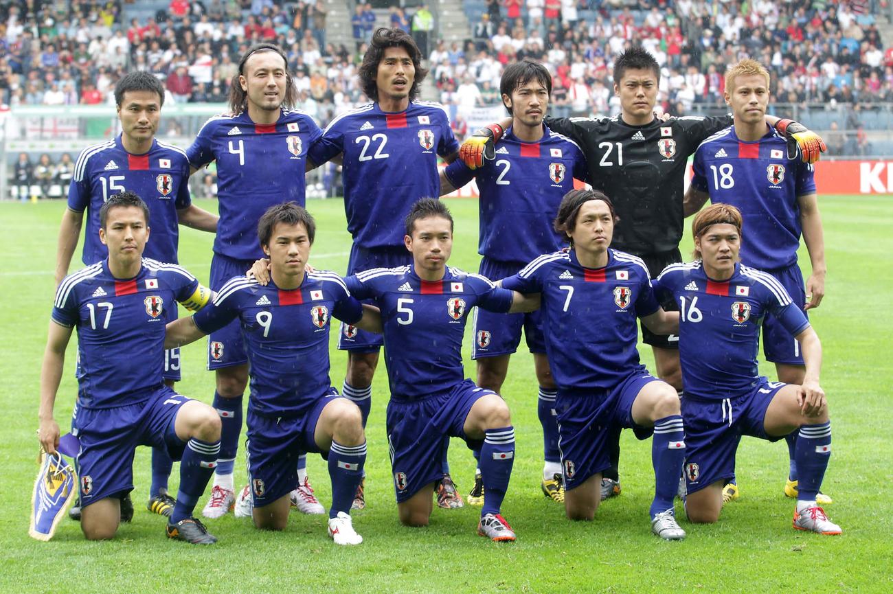 10年、親善試合　イングランド対日本　前列左から2人目が岡崎