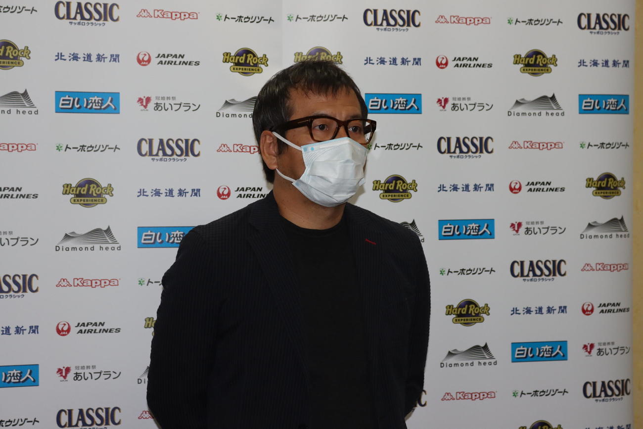 クラブ事務所内で取材に応じる札幌野々村社長（撮影・保坂果那）