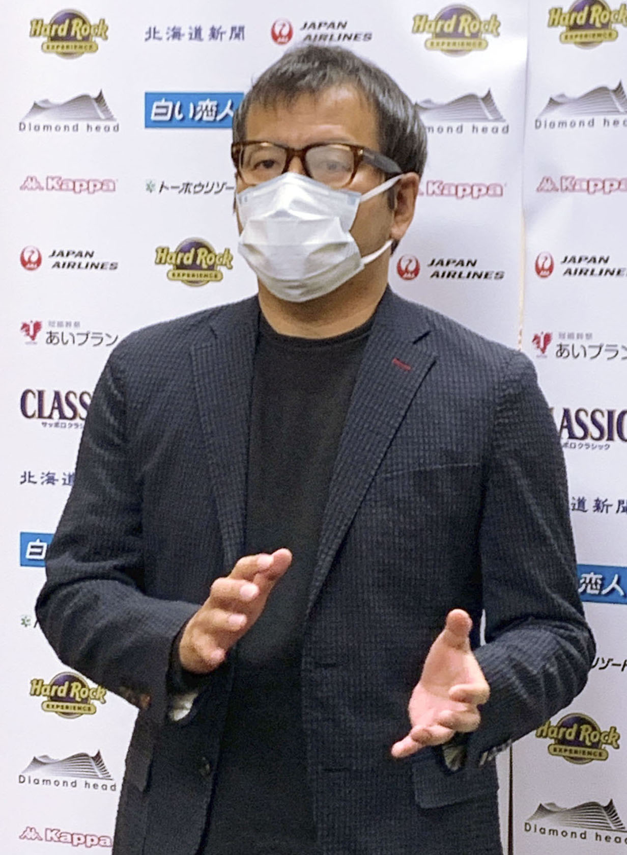 取材に応じる札幌の野々村社長（共同）