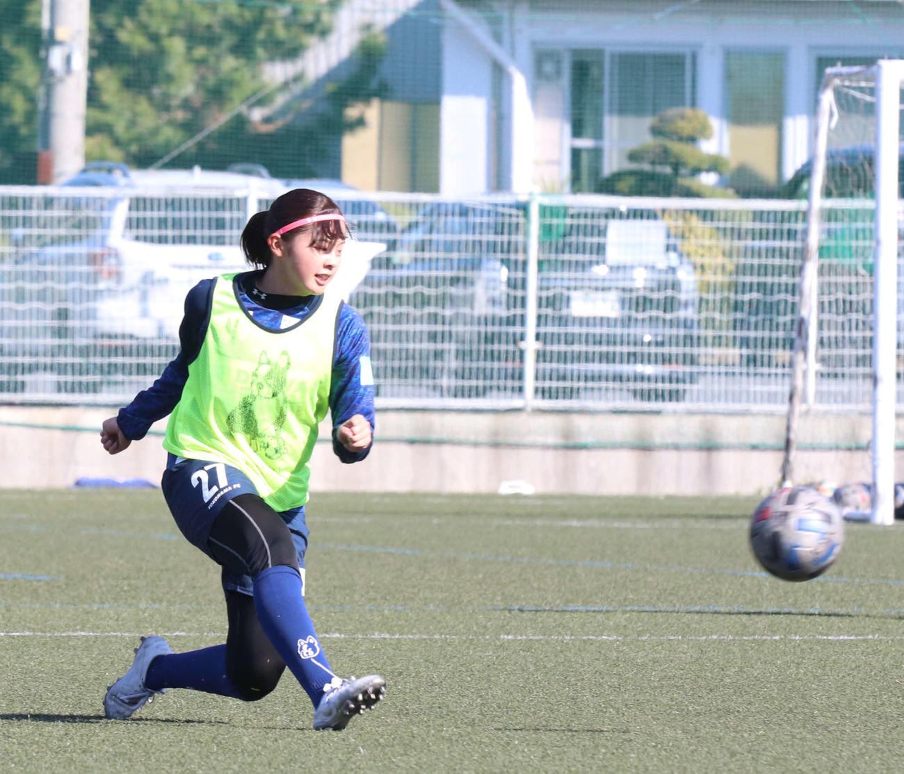 練習でクロスを上げるニッパツ横浜FCのMF沖野（撮影・浅水友輝）