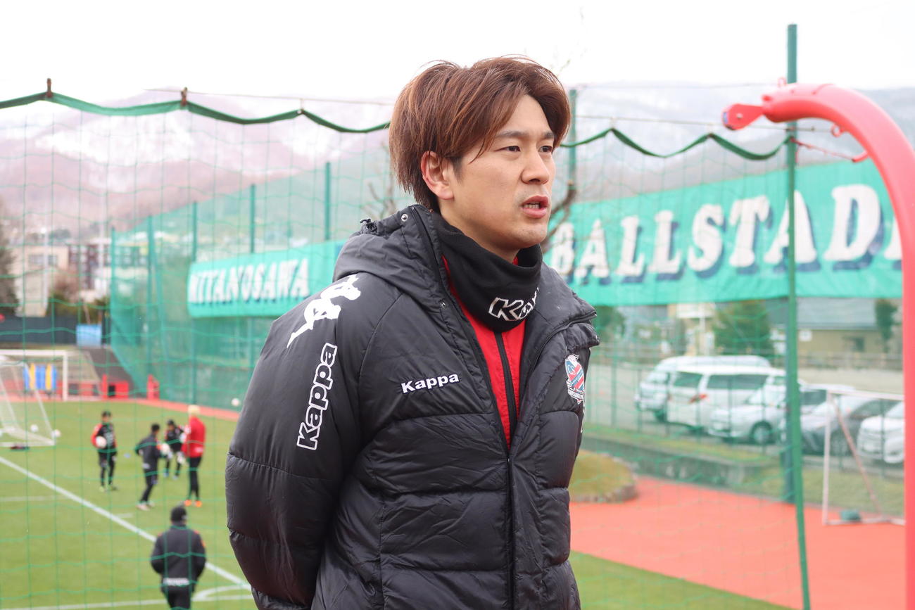 取材に応じる札幌MF宮沢主将（撮影・保坂果那）