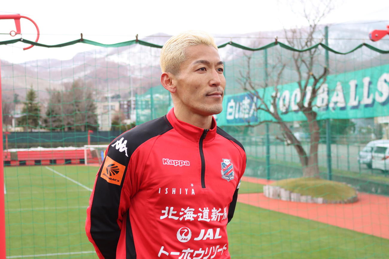 取材に応じる札幌GK菅野（撮影・保坂果那）