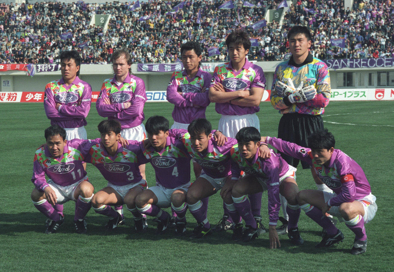 94年3月、横浜F戦を前に集合写真撮影する広島先発イレブン。前列左から島卓視、柳本啓成、森山佳郎、片野坂知宏、森保一、風間八宏、後列左から、盧延潤、イワン・ハシェック、佐藤康之、高木琢也、前川和也