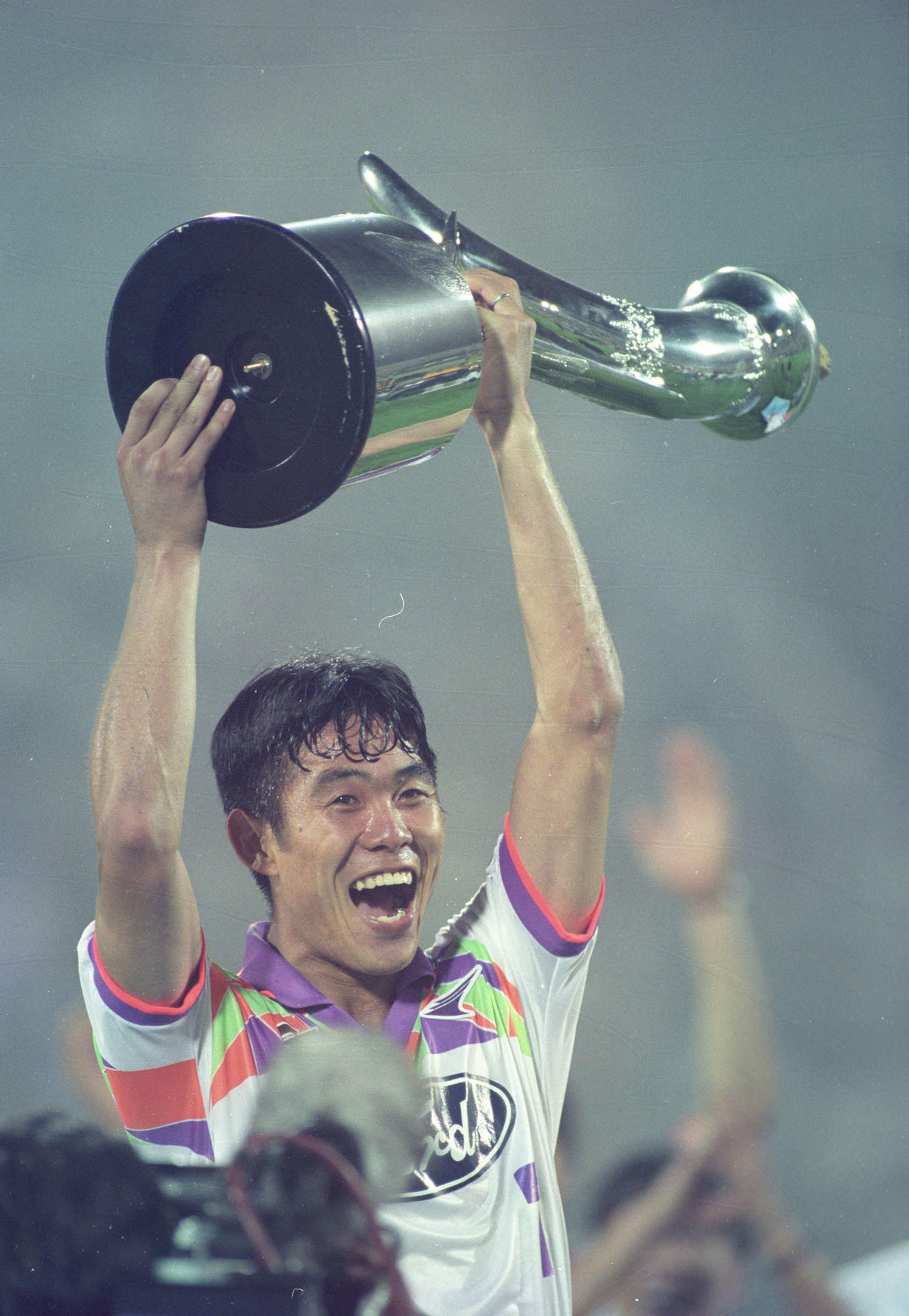 94年6月、前期優勝を決めて喜ぶ広島森保