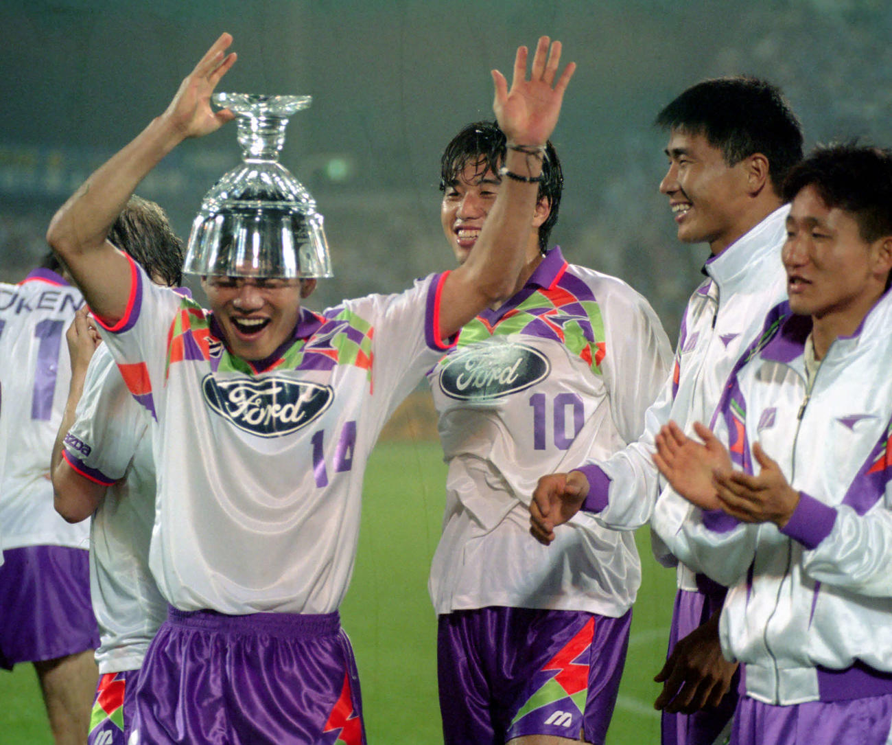 94年6月、前期優勝を飾り喜ぶ森山（左）ら広島イレブン