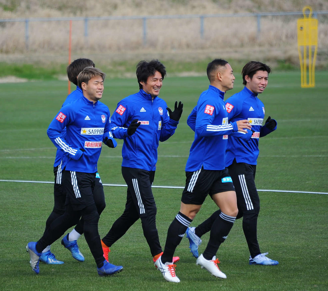 堀米（左）らとランニングする田中（右から3人目）（撮影・小林忠）