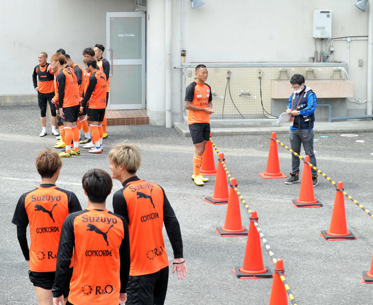 選手と報道陣の動線を分け、距離を取って取材に応じる清水FW鄭（中央奥）
