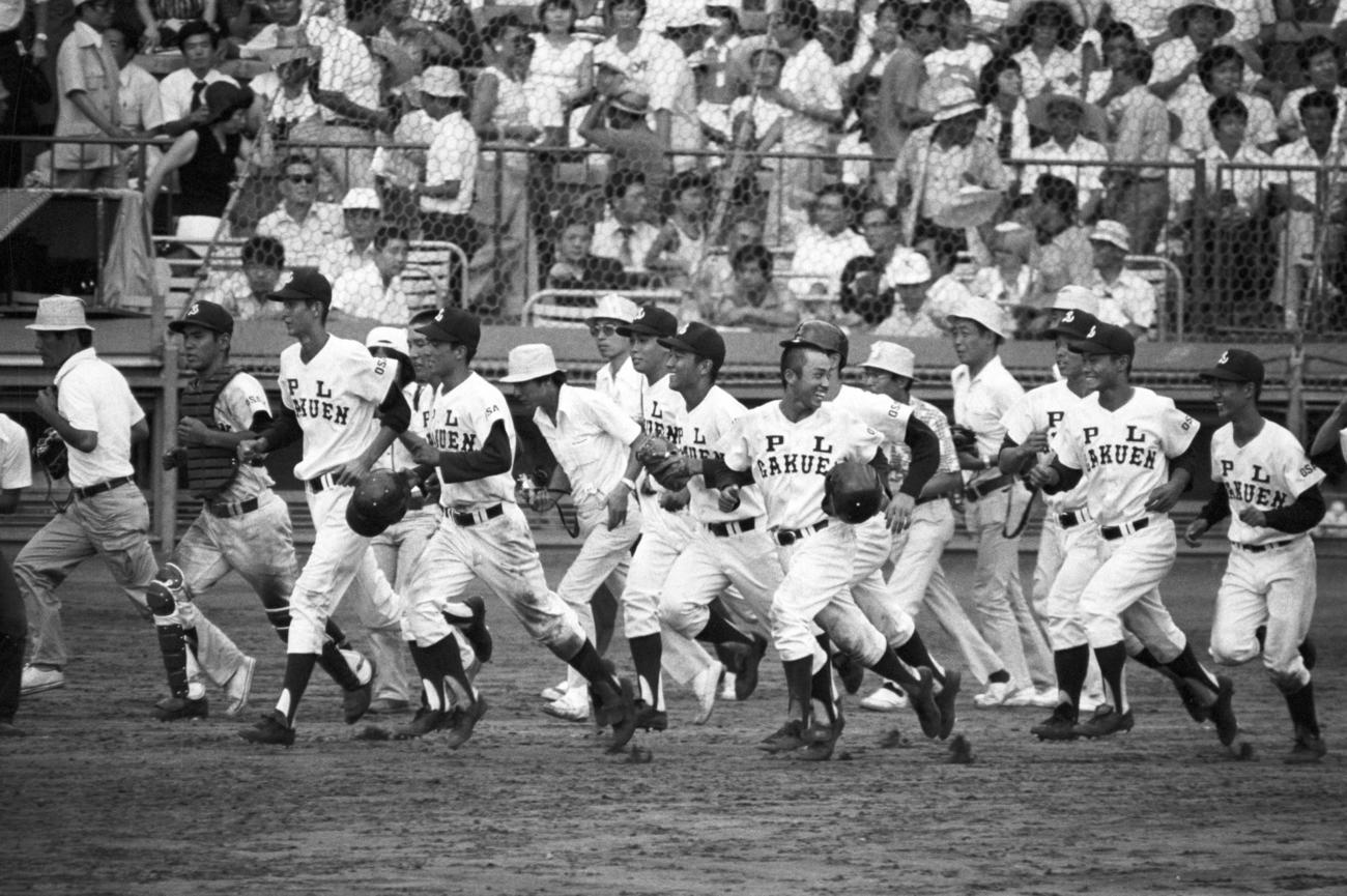 78年、準決勝で中京にサヨナラ勝ちし駆け出すPL学園ナイン。右から3人目が当時のG大阪小野社長