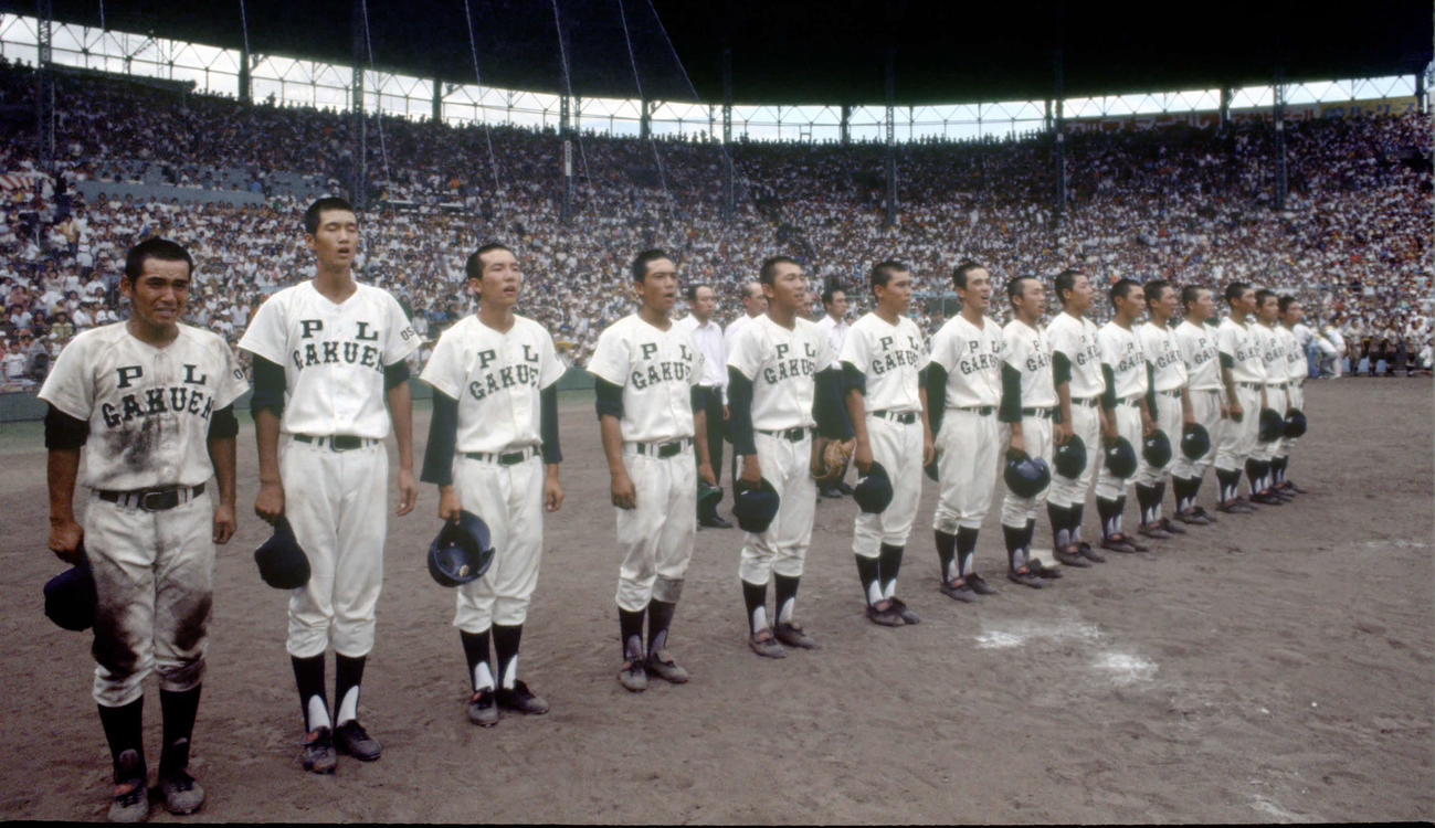 78年、初優勝を遂げ校歌を歌うPL学園ナイン。左から9人目が当時のG大阪小野社長