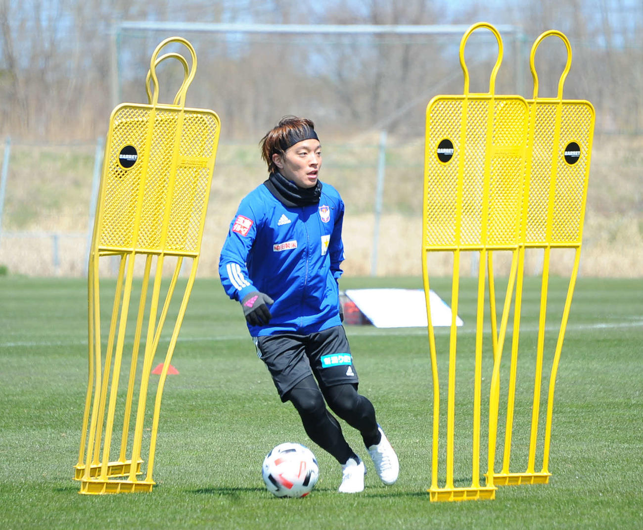 約1カ月ぶりに練習に合流し、元気な姿を見せたJ2新潟MF高木善朗